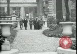 Standbild Ankunft und Abfahrt von Paris Frieden Delegierten Paris Frankreich, 1919, aus Sekunde 27 historischem Filmmaterial Videoclip 65675026907