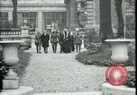 Standbild Ankunft und Abfahrt von Paris Frieden Delegierten Paris Frankreich, 1919, aus Sekunde 28 historischem Filmmaterial Videoclip 65675026907