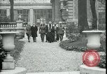 Standbild Ankunft und Abfahrt von Paris Frieden Delegierten Paris Frankreich, 1919, aus Sekunde 29 historischem Filmmaterial Videoclip 65675026907