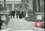 Standbild Ankunft und Abfahrt von Paris Frieden Delegierten Paris Frankreich, 1919, aus Sekunde 30 historischem Filmmaterial Videoclip 65675026907