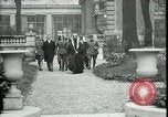 Standbild Ankunft und Abfahrt von Paris Frieden Delegierten Paris Frankreich, 1919, aus Sekunde 31 historischem Filmmaterial Videoclip 65675026907