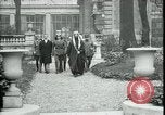Standbild Ankunft und Abfahrt von Paris Frieden Delegierten Paris Frankreich, 1919, aus Sekunde 32 historischem Filmmaterial Videoclip 65675026907