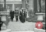 Standbild Ankunft und Abfahrt von Paris Frieden Delegierten Paris Frankreich, 1919, aus Sekunde 33 historischem Filmmaterial Videoclip 65675026907