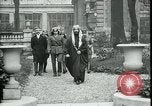 Standbild Ankunft und Abfahrt von Paris Frieden Delegierten Paris Frankreich, 1919, aus Sekunde 34 historischem Filmmaterial Videoclip 65675026907
