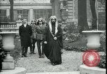 Standbild Ankunft und Abfahrt von Paris Frieden Delegierten Paris Frankreich, 1919, aus Sekunde 35 historischem Filmmaterial Videoclip 65675026907