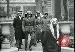Standbild Ankunft und Abfahrt von Paris Frieden Delegierten Paris Frankreich, 1919, aus Sekunde 37 historischem Filmmaterial Videoclip 65675026907