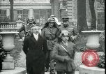 Standbild Ankunft und Abfahrt von Paris Frieden Delegierten Paris Frankreich, 1919, aus Sekunde 38 historischem Filmmaterial Videoclip 65675026907