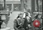 Standbild Ankunft und Abfahrt von Paris Frieden Delegierten Paris Frankreich, 1919, aus Sekunde 40 historischem Filmmaterial Videoclip 65675026907