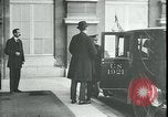 Standbild Ankunft und Abfahrt von Paris Frieden Delegierten Paris Frankreich, 1919, aus Sekunde 54 historischem Filmmaterial Videoclip 65675026907