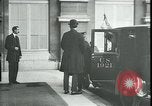 Standbild Ankunft und Abfahrt von Paris Frieden Delegierten Paris Frankreich, 1919, aus Sekunde 55 historischem Filmmaterial Videoclip 65675026907