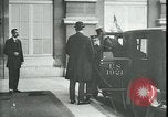 Standbild Ankunft und Abfahrt von Paris Frieden Delegierten Paris Frankreich, 1919, aus Sekunde 56 historischem Filmmaterial Videoclip 65675026907