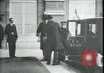 Standbild Ankunft und Abfahrt von Paris Frieden Delegierten Paris Frankreich, 1919, aus Sekunde 57 historischem Filmmaterial Videoclip 65675026907