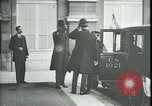 Standbild Ankunft und Abfahrt von Paris Frieden Delegierten Paris Frankreich, 1919, aus Sekunde 58 historischem Filmmaterial Videoclip 65675026907