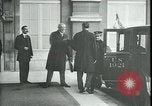 Standbild Ankunft und Abfahrt von Paris Frieden Delegierten Paris Frankreich, 1919, aus Sekunde 59 historischem Filmmaterial Videoclip 65675026907