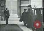 Standbild Ankunft und Abfahrt von Paris Frieden Delegierten Paris Frankreich, 1919, aus Sekunde 61 historischem Filmmaterial Videoclip 65675026907