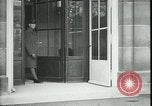 Standbild Ankunft und Abfahrt von Paris Frieden Delegierten Paris Frankreich, 1919, aus Sekunde 62 historischem Filmmaterial Videoclip 65675026907