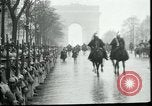 Immagine di Corsa di royalty Parigi Francia, 1919, secondo 45 filmato di repertorio 65675026909
