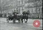 Immagine di Corsa di royalty Parigi Francia, 1919, secondo 52 filmato di repertorio 65675026909
