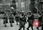 Standbild französische Guard der Ehre Paris Frankreich, 1919, aus Sekunde 23 historischem Filmmaterial Videoclip 65675026949