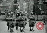 Standbild französische Guard der Ehre Paris Frankreich, 1919, aus Sekunde 24 historischem Filmmaterial Videoclip 65675026949