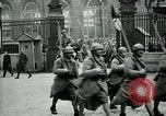 Standbild französische Guard der Ehre Paris Frankreich, 1919, aus Sekunde 25 historischem Filmmaterial Videoclip 65675026949