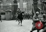 Standbild französische Guard der Ehre Paris Frankreich, 1919, aus Sekunde 26 historischem Filmmaterial Videoclip 65675026949