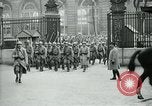 Standbild französische Guard der Ehre Paris Frankreich, 1919, aus Sekunde 27 historischem Filmmaterial Videoclip 65675026949