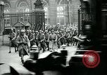 Standbild französische Guard der Ehre Paris Frankreich, 1919, aus Sekunde 28 historischem Filmmaterial Videoclip 65675026949