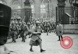 Standbild französische Guard der Ehre Paris Frankreich, 1919, aus Sekunde 30 historischem Filmmaterial Videoclip 65675026949