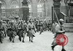 Standbild französische Guard der Ehre Paris Frankreich, 1919, aus Sekunde 31 historischem Filmmaterial Videoclip 65675026949