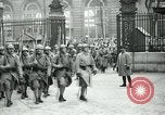 Standbild französische Guard der Ehre Paris Frankreich, 1919, aus Sekunde 32 historischem Filmmaterial Videoclip 65675026949