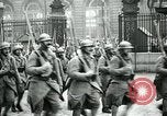 Standbild französische Guard der Ehre Paris Frankreich, 1919, aus Sekunde 34 historischem Filmmaterial Videoclip 65675026949