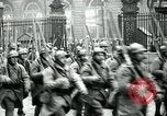 Standbild französische Guard der Ehre Paris Frankreich, 1919, aus Sekunde 37 historischem Filmmaterial Videoclip 65675026949