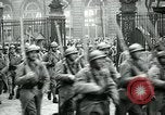 Standbild französische Guard der Ehre Paris Frankreich, 1919, aus Sekunde 38 historischem Filmmaterial Videoclip 65675026949