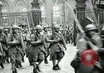 Standbild französische Guard der Ehre Paris Frankreich, 1919, aus Sekunde 39 historischem Filmmaterial Videoclip 65675026949