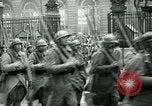 Standbild französische Guard der Ehre Paris Frankreich, 1919, aus Sekunde 41 historischem Filmmaterial Videoclip 65675026949