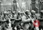 Standbild französische Guard der Ehre Paris Frankreich, 1919, aus Sekunde 42 historischem Filmmaterial Videoclip 65675026949