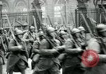 Standbild französische Guard der Ehre Paris Frankreich, 1919, aus Sekunde 44 historischem Filmmaterial Videoclip 65675026949