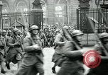 Standbild französische Guard der Ehre Paris Frankreich, 1919, aus Sekunde 45 historischem Filmmaterial Videoclip 65675026949