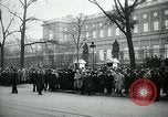 Standbild Massen von Paris Paris Frankreich, 1919, aus Sekunde 9 historischem Filmmaterial Videoclip 65675026950