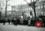 Standbild Massen von Paris Paris Frankreich, 1919, aus Sekunde 10 historischem Filmmaterial Videoclip 65675026950