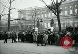 Standbild Massen von Paris Paris Frankreich, 1919, aus Sekunde 11 historischem Filmmaterial Videoclip 65675026950