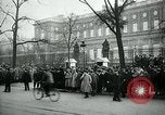 Standbild Massen von Paris Paris Frankreich, 1919, aus Sekunde 12 historischem Filmmaterial Videoclip 65675026950