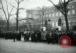 Standbild Massen von Paris Paris Frankreich, 1919, aus Sekunde 15 historischem Filmmaterial Videoclip 65675026950