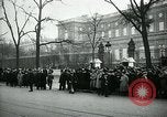 Standbild Massen von Paris Paris Frankreich, 1919, aus Sekunde 16 historischem Filmmaterial Videoclip 65675026950