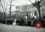Standbild Massen von Paris Paris Frankreich, 1919, aus Sekunde 17 historischem Filmmaterial Videoclip 65675026950