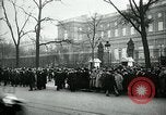 Standbild Massen von Paris Paris Frankreich, 1919, aus Sekunde 18 historischem Filmmaterial Videoclip 65675026950