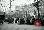 Standbild Massen von Paris Paris Frankreich, 1919, aus Sekunde 20 historischem Filmmaterial Videoclip 65675026950