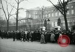 Standbild Massen von Paris Paris Frankreich, 1919, aus Sekunde 21 historischem Filmmaterial Videoclip 65675026950