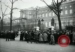 Standbild Massen von Paris Paris Frankreich, 1919, aus Sekunde 22 historischem Filmmaterial Videoclip 65675026950